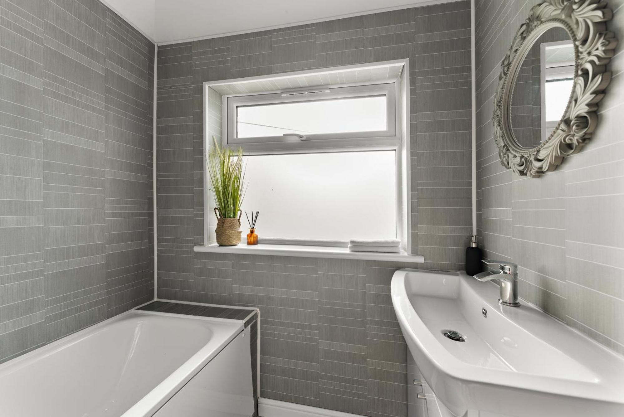 Spacious 4 Bed In - Garden - Games